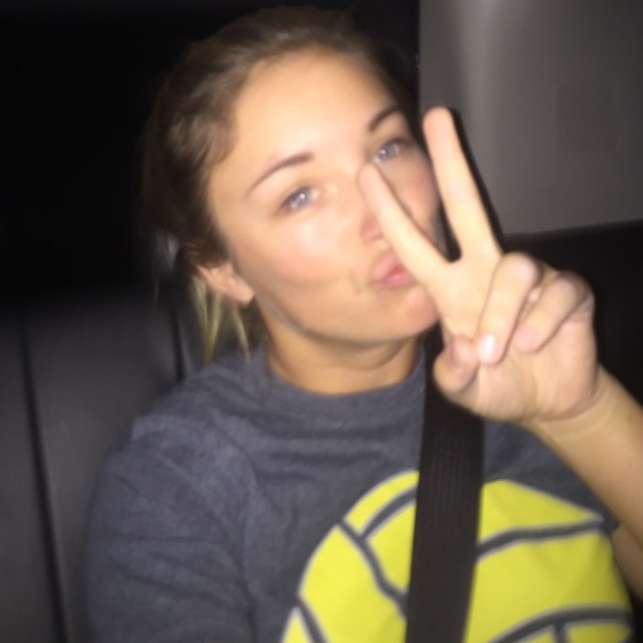 Profile Picture of Bailey Anderson (@baileyandersonn) on Poshmark