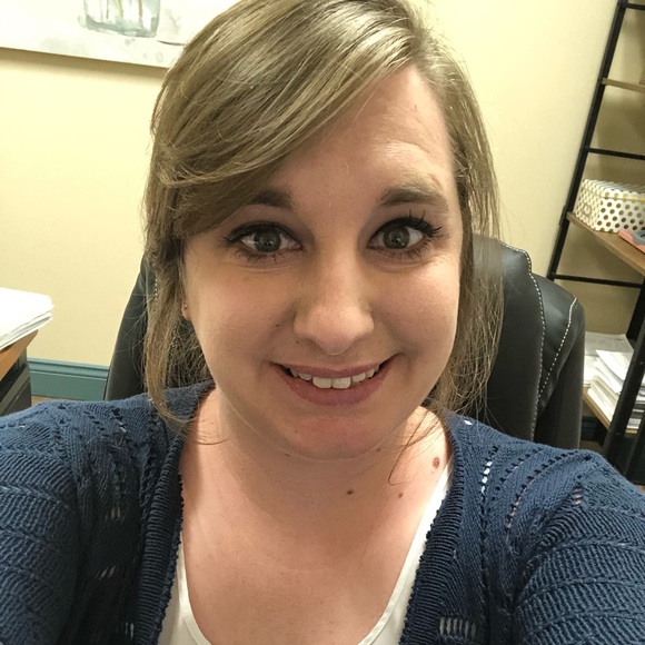 Profile Picture of Lindsay Disch (@lindsay_d107) on Poshmark