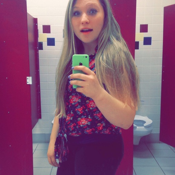 Profile Picture of Emily Macuga (@emacuga19) on Poshmark