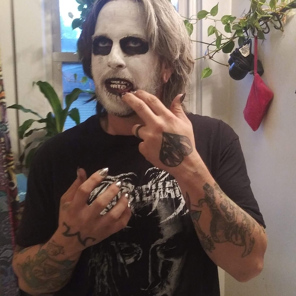 Profile Picture of Chris Everhart (@chriseverhart) on Poshmark