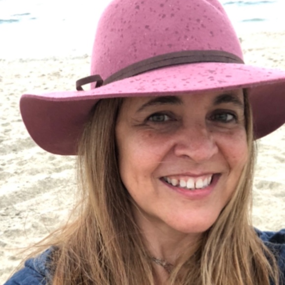 Profile Picture of Andrea Arguello (@andreaarguello) on Poshmark