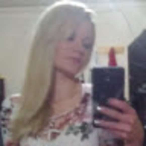 Profile Picture of Nicole Lesner (@lesnernicole67) on Poshmark