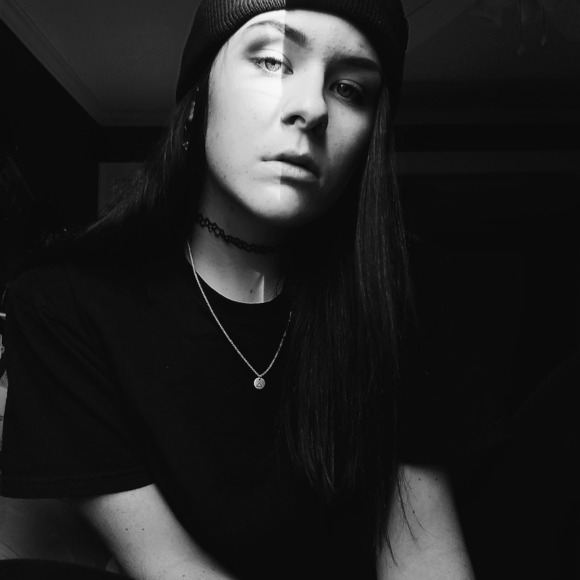 Profile Picture of Laura Pulliam (@livingprooff) on Poshmark