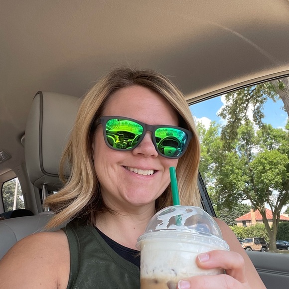 Profile Picture of Amanda Hansen (@amandahansen847) on Poshmark