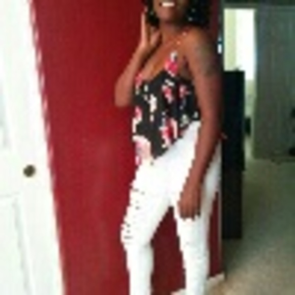 Profile Picture of Lindia Derousse (@lderousse42) on Poshmark