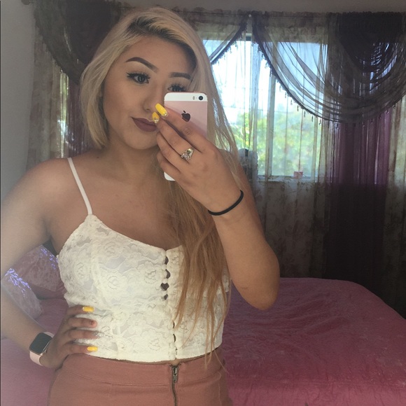 Profile Picture of Luz Leyva (@luzzleyvaa) on Poshmark