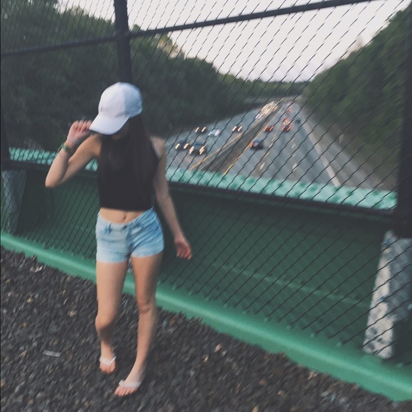 Profile Picture of Lara Dias (@larachristinax) on Poshmark