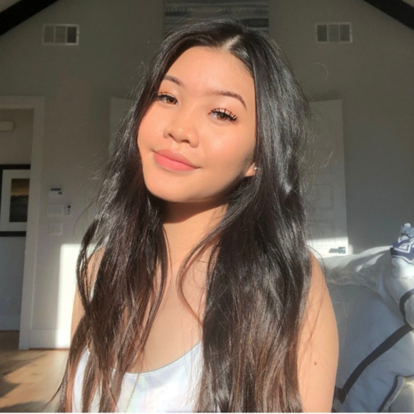 Profile Picture of Heather Huynh (@heatherxhuynh) on Poshmark