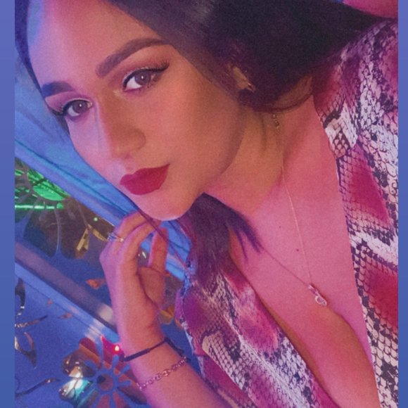 Profile Picture of Laura Vergel (@lauravergel) on Poshmark