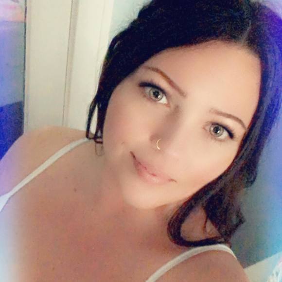 Profile Picture of Tiffany Thombs (@tiffanythombs) on Poshmark