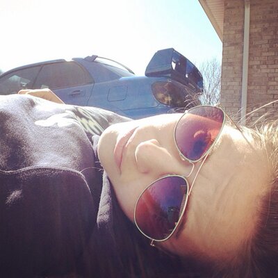 Profile Picture of Elizabeth Warner (@thelizwarner) on Twitter