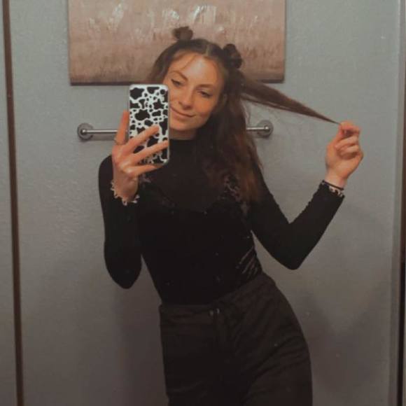 Profile Picture of Kelsey Brewer (@kelseybrewer179) on Poshmark