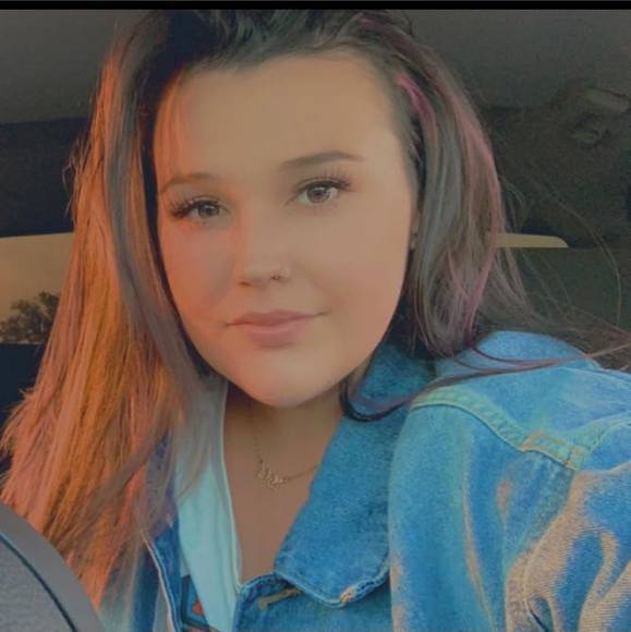 Profile Picture of Cheyenne Andrews (@cheyennea1996) on Poshmark