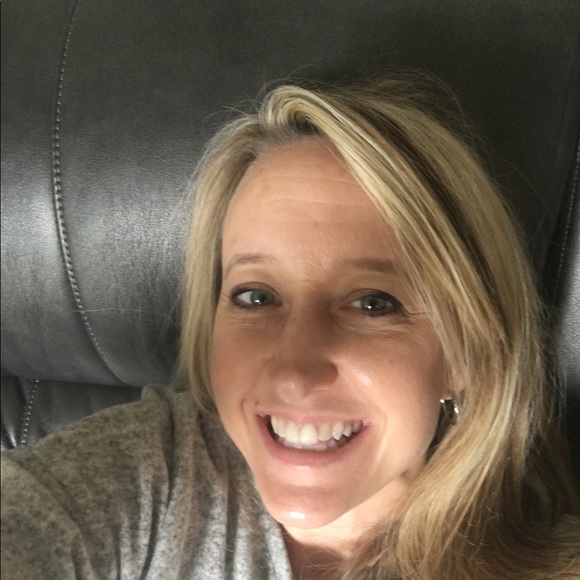 Profile Picture of Lisa Mannschreck (@lmannsc916) on Poshmark