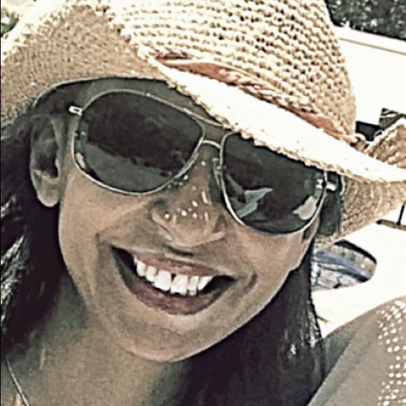 Profile Picture of Lisa Candelieri (@lisacandelieri) on Poshmark