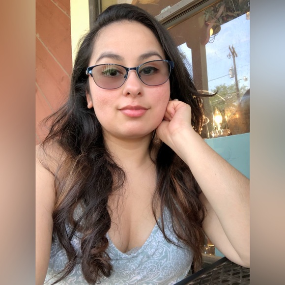 Profile Picture of Victoria Mota (@vpuente27) on Poshmark