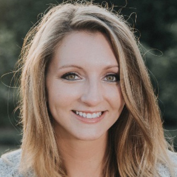 Profile Picture of Angela Cook (@angelacook89) on Poshmark
