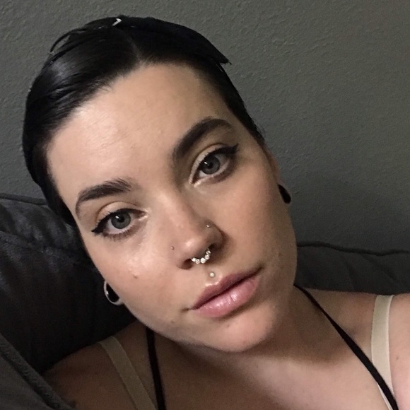 Profile Picture of Hazel Thomas (@hthomas0902) on Poshmark