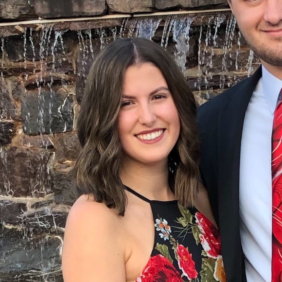 Profile Picture of Melissa Comport (@melissa_mertz) on Poshmark