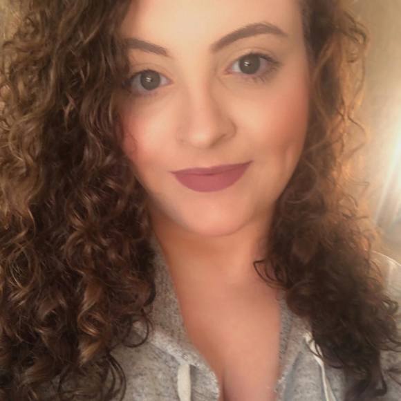 Profile Picture of Laura Zobel (@lauraleighzobel) on Poshmark