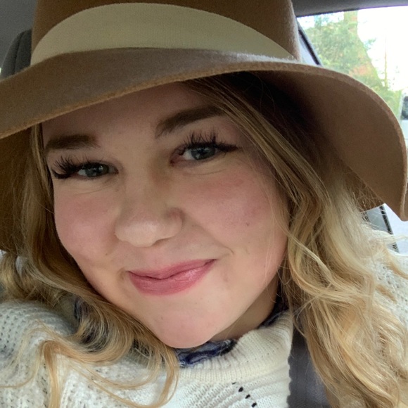 Profile Picture of Taylor Summers (@tfriend1120) on Poshmark