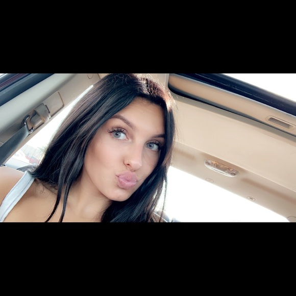 Profile Picture of Lizzy Thomas (@tlizzy711) on Poshmark