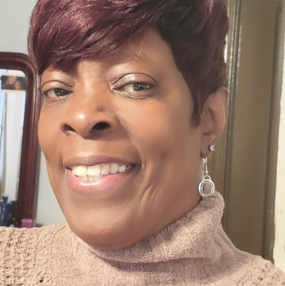 Profile Picture of Joyce Weaver (@dimples58221) on Poshmark