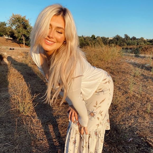 Profile Picture of Laura Quinn (@lauraequinn) on Poshmark