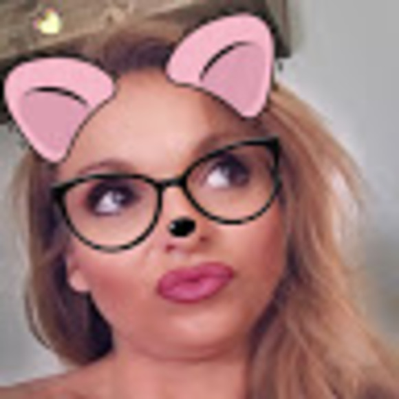 Profile Picture of Lea Donleavy (@leadonleavy) on Poshmark