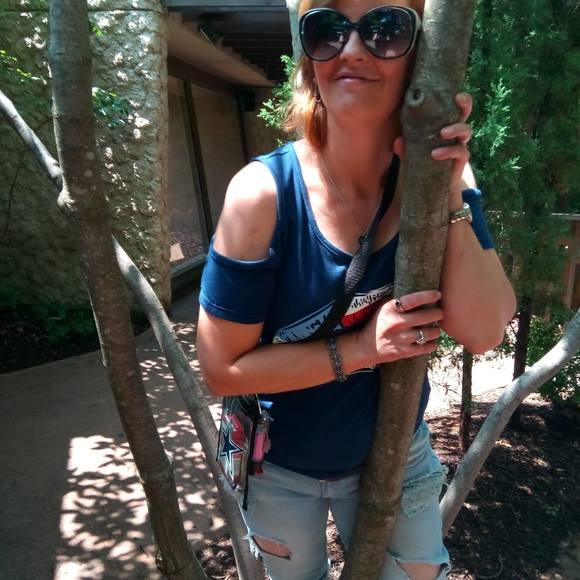 Profile Picture of Andrea Bess (@andrea_bess) on Poshmark
