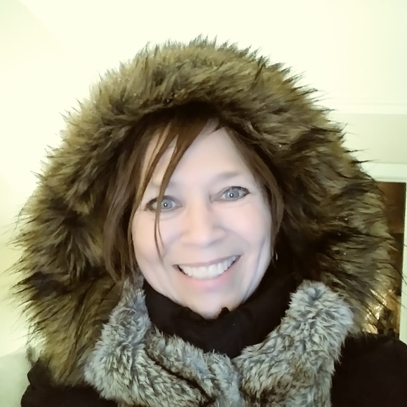 Profile Picture of Melanie Achenbach (@mach1823) on Poshmark