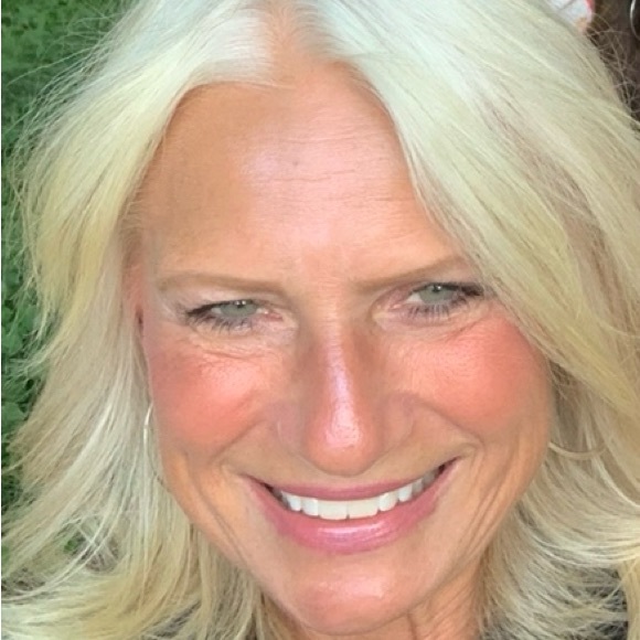 Profile Picture of Ivana Holt (@trhanz2) on Poshmark