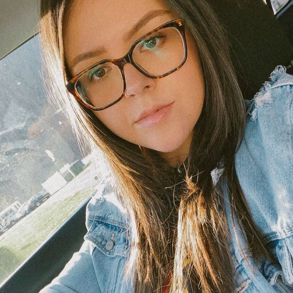Profile Picture of Alex Lovett (@alxlvtt) on Poshmark