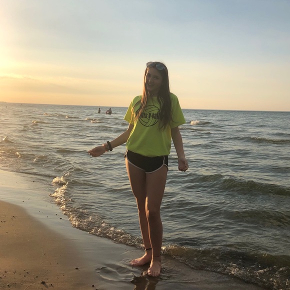 Profile Picture of Valerie Manczak (@val_manczak) on Poshmark