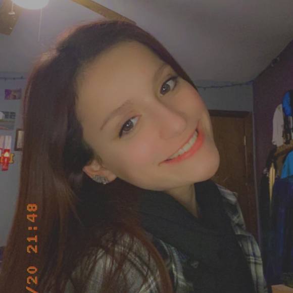 Profile Picture of Lizzy Moelder (@izzymoelder) on Poshmark