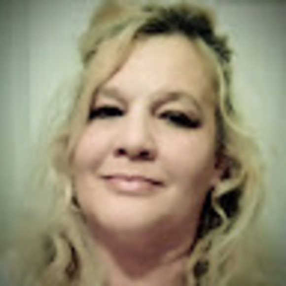 Profile Photo of Debra Singleton (@debrasinglet387) on Poshmark