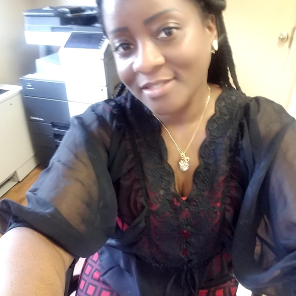 Profile Picture of Eunice Nelson (@eunice_nelson) on Poshmark