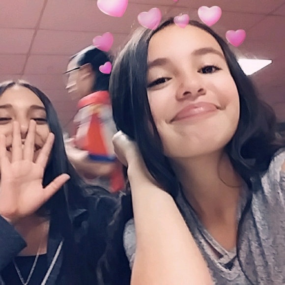 Profile Picture of Raelynn Keller (@raelynn_namir) on Poshmark