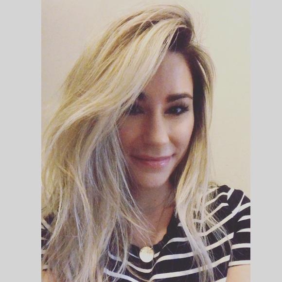 Profile Picture of Ashley Hofbauer (@anh0321) on Poshmark