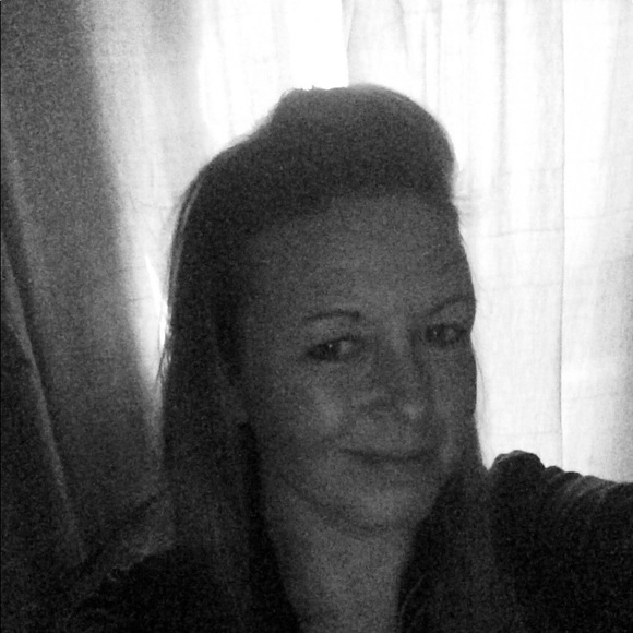 Profile Picture of Carrie Mikel (@carrielmikel) on Poshmark