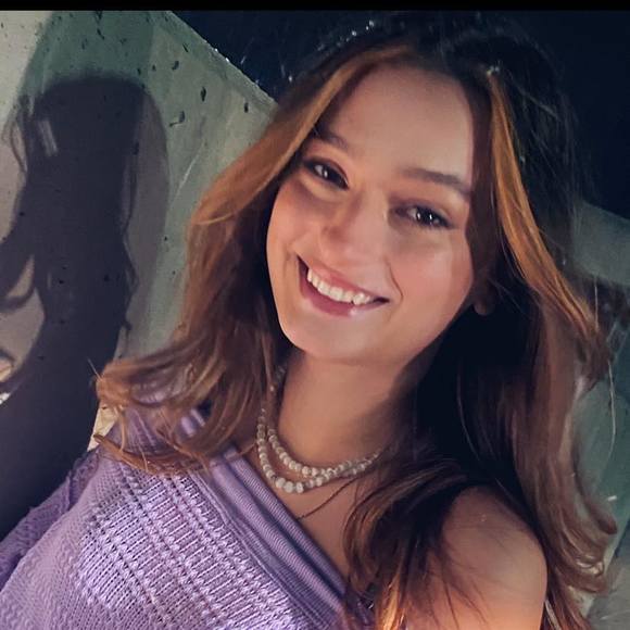 Profile Picture of Holly Hemmeter (@holly_hemmeter) on Poshmark