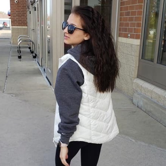 Profile Picture of Amanda Weinand (@aw_amanda) on Poshmark