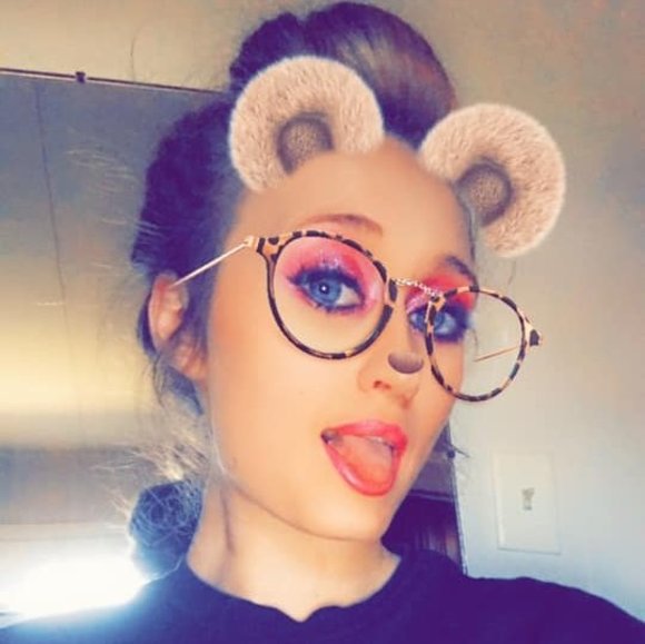 Profile Picture of Amber Glascoe (@amberglascoe) on Poshmark