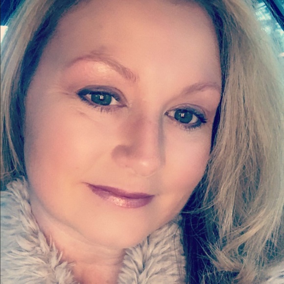 Profile Picture of Brandy Schell (@brandy1318) on Poshmark