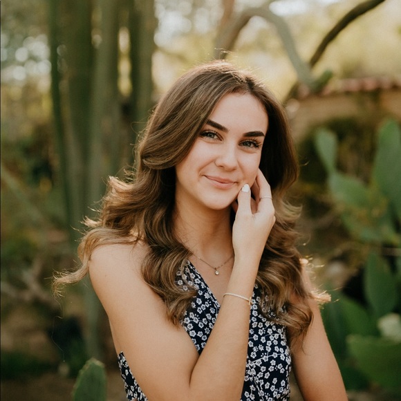 Profile Picture of Zoe Suderman (@zobosho) on Poshmark