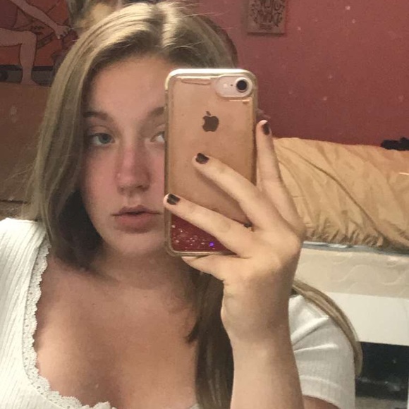 Profile Picture of Isabell Casey (@isabellcaseyy) on Poshmark