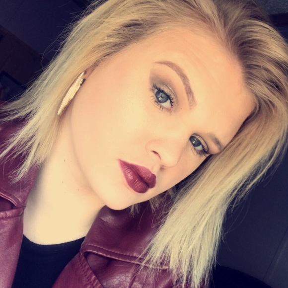 Profile Picture of Carlyn Clyne (@carlyn_clyne) on Poshmark