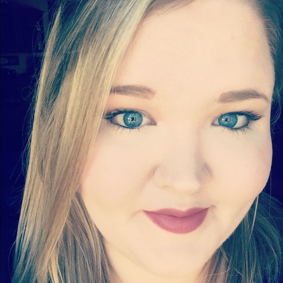 Profile Picture of Lauren Makowski (@laurenmakowski) on Poshmark
