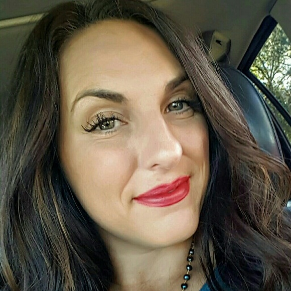 Profile Picture of Lisa Hadding (@lisalyha) on Poshmark