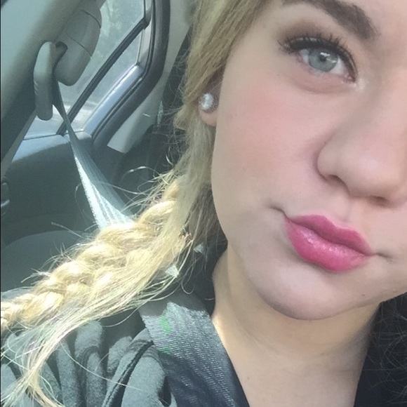 Profile Picture of Raney Velde (@raneylynne) on Poshmark